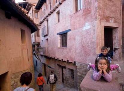 La salida 124 de la A-23 conduce a Albarracín, emplazado en una de las colinas de los Montes Universales. En la foto, una esquina de la calle de Azagra.