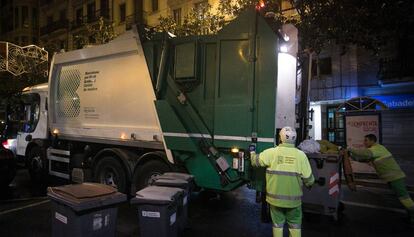 Recogida de basuras en Barcelona.