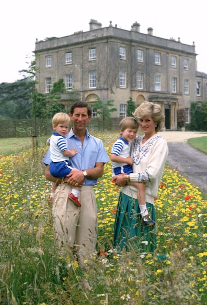 Los entonces príncipes de Gales con sus dos hijos, Guillermo y Enrique (derecha), en Highgrove House, en julio de 1986.