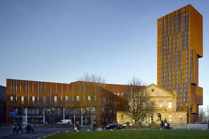 La torre, de 70 metros y parte de la Universidad Metropolitana de Leeds, destaca por su fachada de acero corten, de aspecto oxidado, y su distinguida geometría.