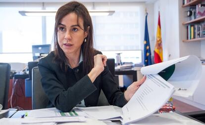 Isabel Pardo de Vera, presidenta de Adif, rodeada de papeles en la mesa de reuniones de su despacho. 