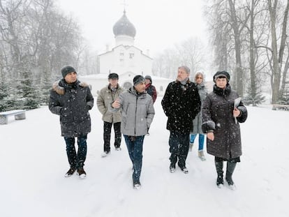 Grigori Yavlinski, el primer hombre por la derecha, en el pueblo de Gdov junto con Lev Schlossberg (a su lado), a finales de enero.