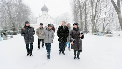 Grigori Yavlinski, el primer hombre por la derecha, en el pueblo de Gdov junto con Lev Schlossberg (a su lado), a finales de enero.