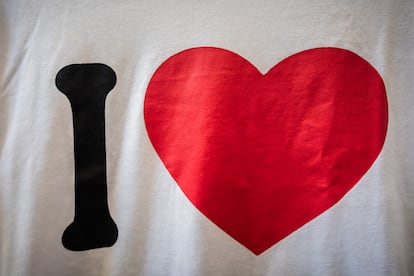 "I love" symbol on clothing