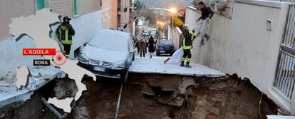 Una de las calles de L'Aquila tras el terremoto que sacudió la localidad por la noche.