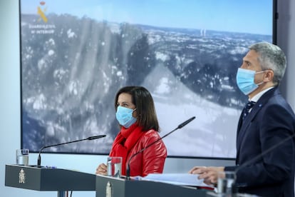 La ministra de Defensa, Margarita Robles; y el ministro del Interior, Fernando Grande-Marlaska, en una rueda de prensa el pasado día 13.