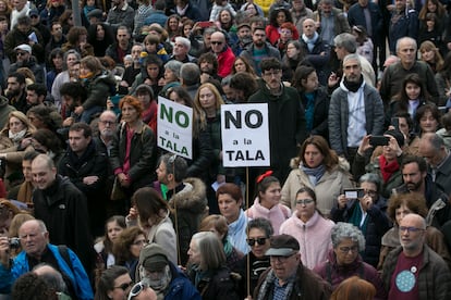 Numerosas personas se concentran para defender la arboleda de la zona de Madrid Río, que se verá afectada por las obras del Metro, a 18 de febrero, en Madrid.