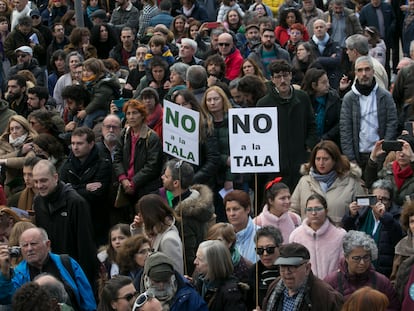 Una concentración vecinal, convocada en febrero, en contra de la tala de árboles por la la ampliación de la Línea 11 del Metro de Madrid.