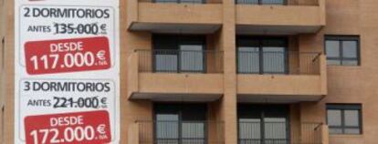 Un edificio con viviendas en venta. 