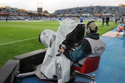 Retransmisión de un partido de fútbol de la última temporada de Liga.