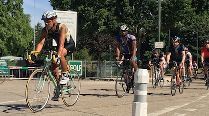 París. Amantes de la bicicleta en el Bois de Boulogne. 