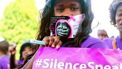 Una mujer celebra el Día Internacional del Fin de la Violencia Contra la Mujer.