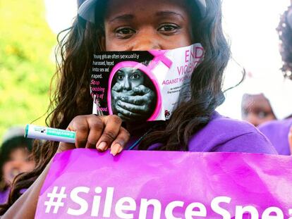 Una mujer celebra el Día Internacional del Fin de la Violencia Contra la Mujer.