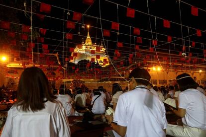 Pessoas rezam em celebração ao Ano Novo no templo Golden Mountain ou Wat Saket, em Bangcoc, Tailândia.