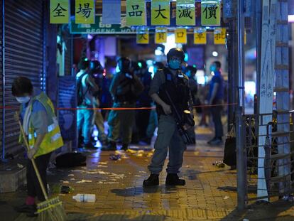 Polícia de Hong Kong detém manifestantes que participavam de protestos contra o Governo autônomo e contra Pequim.