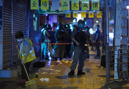 La policía de Hong Kong detiene a manifestantes que participaban en protestas contra el Gobierno autónomo y contra Pekín.