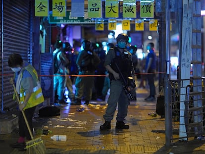 La policía de Hong Kong detiene a manifestantes que participaban en protestas contra el Gobierno autónomo y contra Pekín.