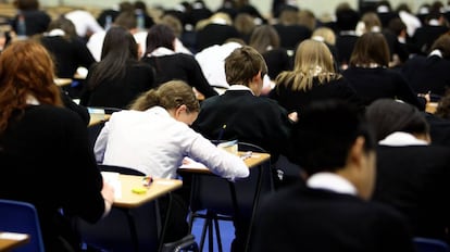 Varios alumnos en una escuela de secundaria.