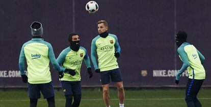 El futbolista Arda Turan, segundo a partir de la izquierda, este miércoles.