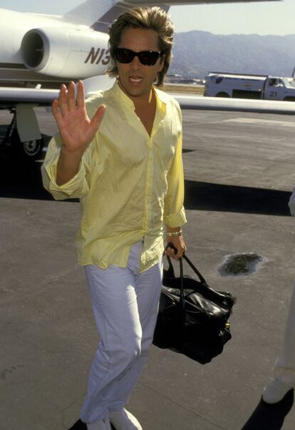 Como fotógrafo oficiosamente oficial de estrellas que era, Galella conseguía acceso preferente a la zona de aviones privados, la nueva moda entre las celebrities. En la imagen, Don Johnson llegando en su jet al aeropuerto de Burbank. (Photo by Ron Galella/Ron Galella Collection via Getty Images)