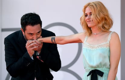 Pablo Larraín y Kristen Stewart, antes de la proyección de gala en Venecia de 'Spencer', este viernes.