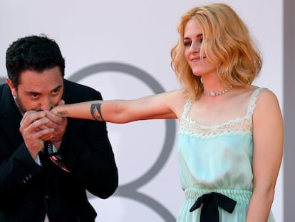 Pablo Larraín y Kristen Stewart, antes de la proyección de gala en Venecia de 'Spencer', este viernes.