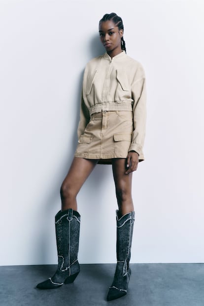Para escapar de la versión convencional de las botas cowboy, Zara reinventa el arquetipo clásico en este diseño confeccionado en tejido denim con costuras desflecadas. 79,95 euros