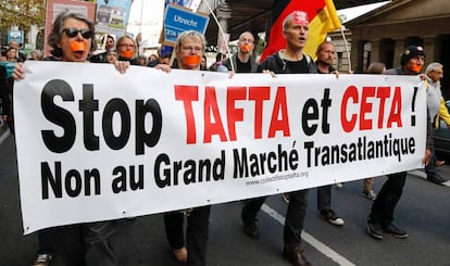 Manifestación contra los acuerdos de la UE con EE UU y Canadá, este sábado en París.