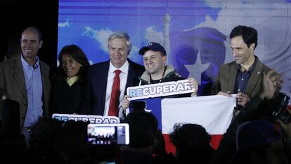 El líder del ultraderechista Partido Republicano, José Antonio Kast, posa junto a consejeros electos en los comicios constituyentes, el 7 de mayo en Santiago de Chile.