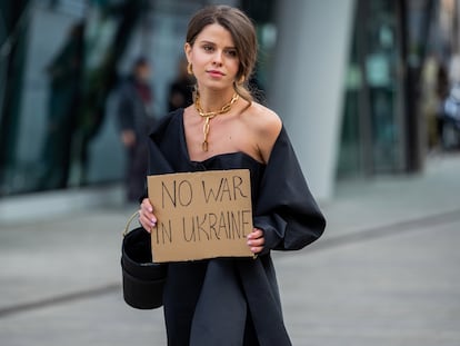 Una de las invitadas a la semana de la moda de Milán protestando contra la guerra de Ucrania a la salida de los desfiles.