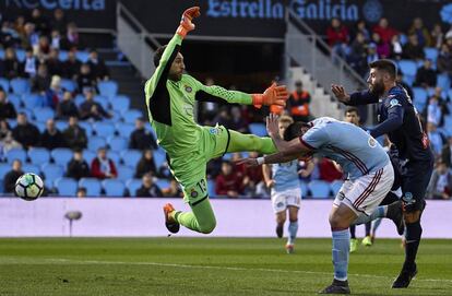 Diego L&oacute;pez, meta del Espanyol, trata de despejar la pelota ante Maxi G&oacute;mez