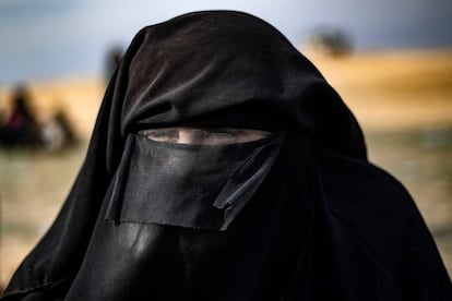 Dorothee Maquere, esposa do jihadista francês Jean-Michel Clain, fotografou em 5 de março na área de registro de evacuados de Baghuz. Maquere disse que seu marido morreu no mês passado, dois dias depois de um ataque ter matado seu irmão Fabien. Enquanto Fabien era considerado um proeminente propagandista entre os lutadores estrangeiros do Estado Islâmico, seu irmão mais novo era conhecido por ser o cantor dos cânticos "nasheed" que são ouvidos em alguns dos vídeos distribuídos pelo grupo jihadista.