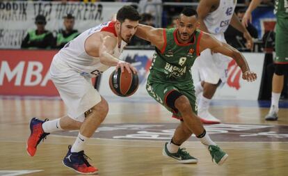 De Colo conduce el bal&oacute;n en presencia de Hanga.