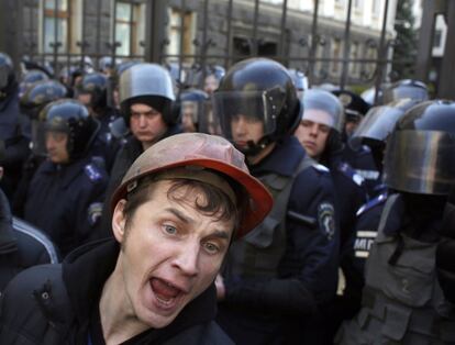 Protesta de los mineros ucranios frente a la oficina del Gobierno, en Kiev, Ucrania.