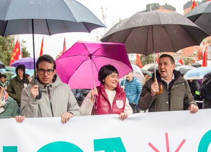 Arnaldo Otegi junto a Laura Aznal y Pello Otxandiano,  en la pancarta Aberri Eguna Pamplona