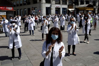 Miembros del sindicato Amyts, mayoritario entre los médicos madrileños, aplauden durante una concentración en la Puerta del Sol de Madrid. La pandemia ha registrado en el mundo más de 8,6 millones de personas contagiadas y más de 460.000 víctimas mortales, según el último balance de la universidad estadounidense Johns Hopkins.