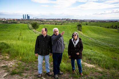 Galo Montes, presidente de Afectados por el Bosque Metropolitano, Antonio Montes y Pilar Sanz, en terrenos que formarán parte del anillo verde municipal.