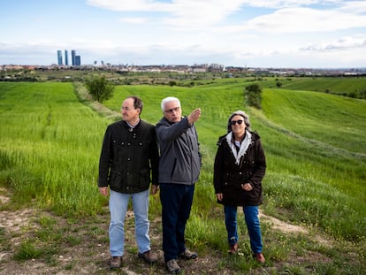 Galo Montes, presidente de Afectados por el Bosque Metropolitano, Antonio Montes y Pilar Sanz, en terrenos que formarán parte del anillo verde municipal.