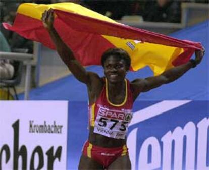 Glory Alozie, con la bandera española, tras ganar el 2 de marzo la medalla de oro en los 60 metros vallas de los Europeos de pista cubierta, en Viena.