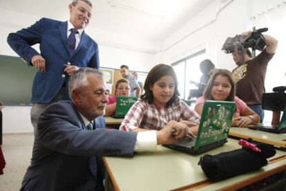El presidente andaluz, José Antonio Griñán, en un colegio en Luque (Córdoba), ayer.