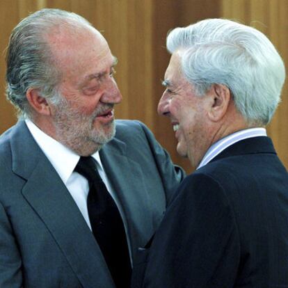 El rey Juan Carlos y Mario Vargas Llosa, en el palacio de la Zarzuela.