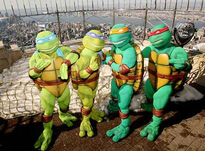Actores caracterizados como Tortugas Ninja Jóvenes Mutantes, en el Empire State Building de Nueva York.
