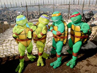 Actores caracterizados como Tortugas Ninja Jóvenes Mutantes, en el Empire State Building de Nueva York.