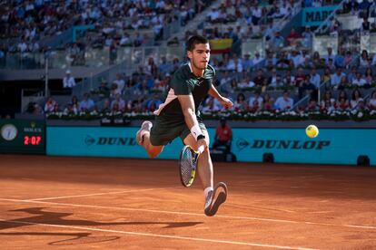 Alcaraz se lanza a por una dejada de Djokovic. 