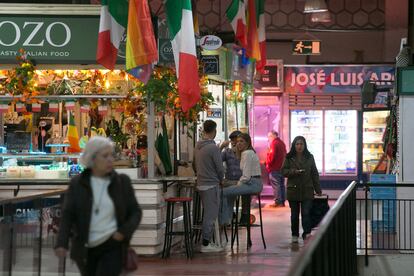 Tres personas toman el aperitivo en una de las mesas para degustación dispuestas en el mercado de la Cebada (Madrid) el 28 de marzo.