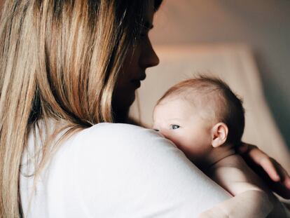 Una madre acuna a su bebés.