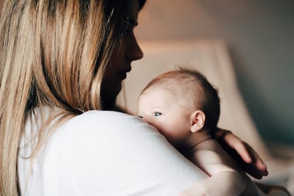 Una madre acuna a su bebés.