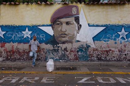 Un hombre espera poder recargar su tanque de gas en la avenida Lebrún de Caracas.