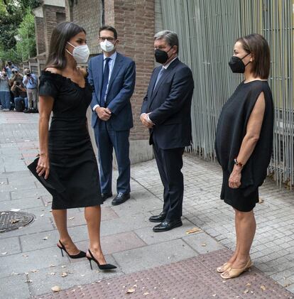 La reina Letizia a su llegada a la entrega de los Premios Retina en la Fundación Giner de los Ríos en Madrid. En la línea de saludo, de izquierda a derecha, Joseph Oughourlian, presidente de PRISA; Luis Abad, consejero delegado de Capgemini, y Pepa Bueno, directora de EL PAÍS.