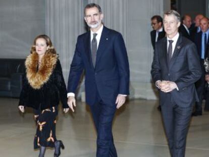 El presidente de la Generalitat y la alcaldesa de Barcelona plantan a Felipe VI en el saludo protocolario al llegar a la cena del Mobile World Congress